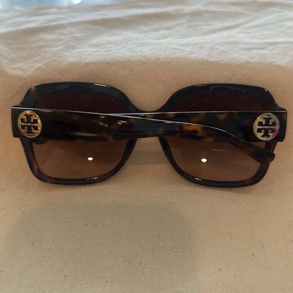 Tory Burch Tortoise Shell Square Sunglasses style 7140 - Picture 2 of 5